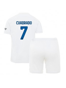 Otroški Nogometna dresi replika Inter Milan Juan Cuadrado #7 Gostujoči 2023-24 Kratek rokav (+ hlače)